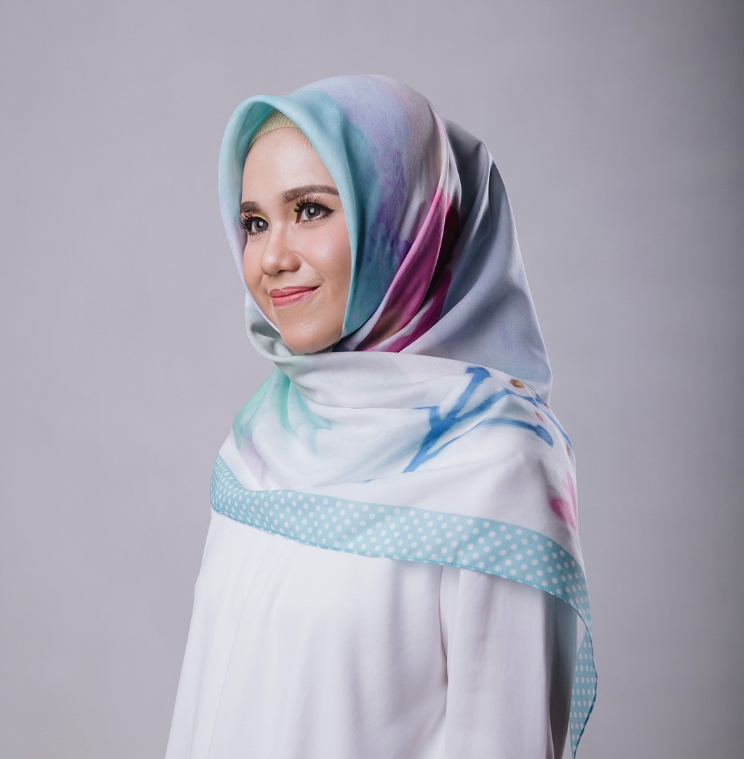 wanita yang sedang menggunakan hijab